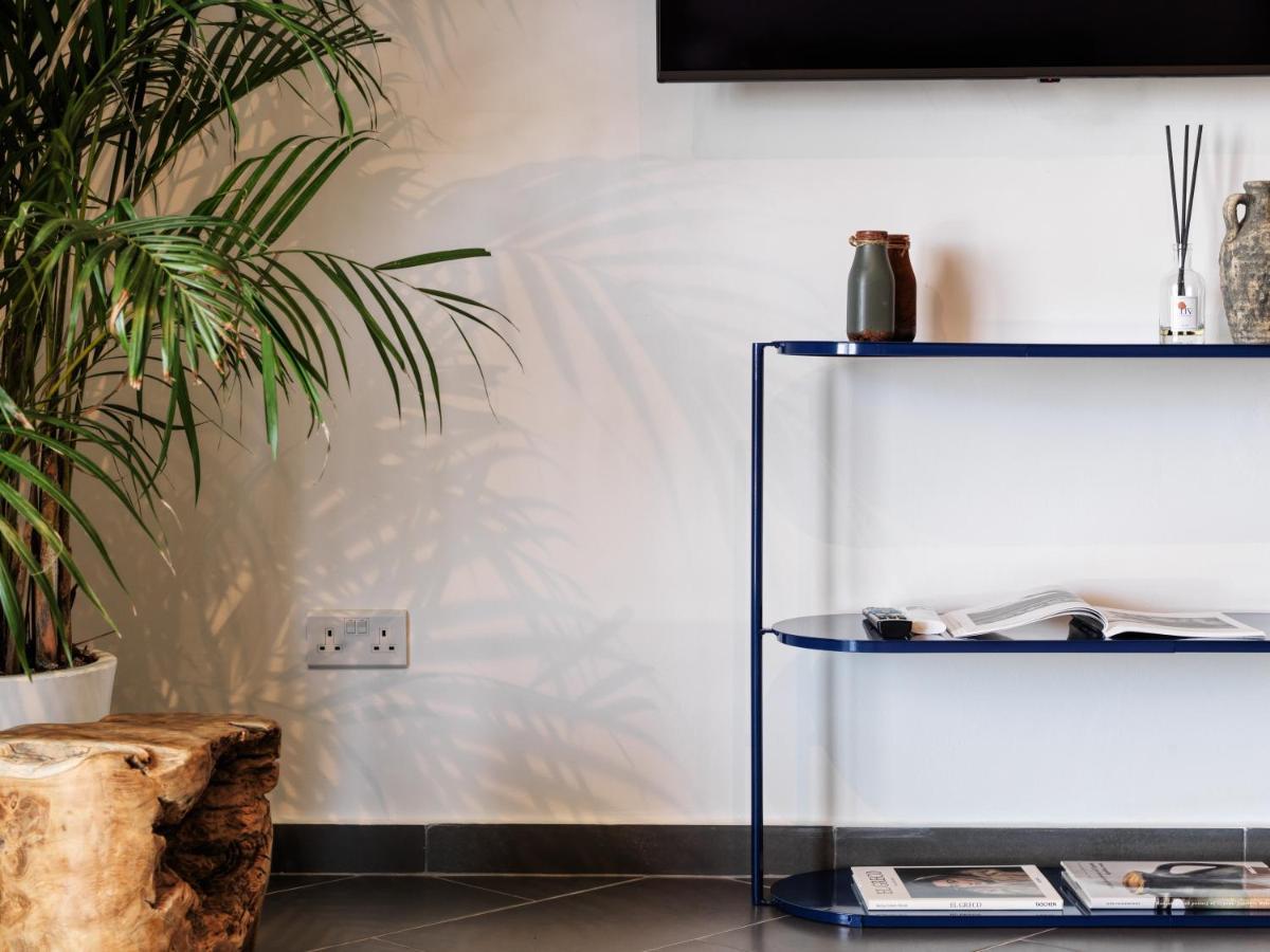 LIV Urban Suites Larnaca Bagian luar foto