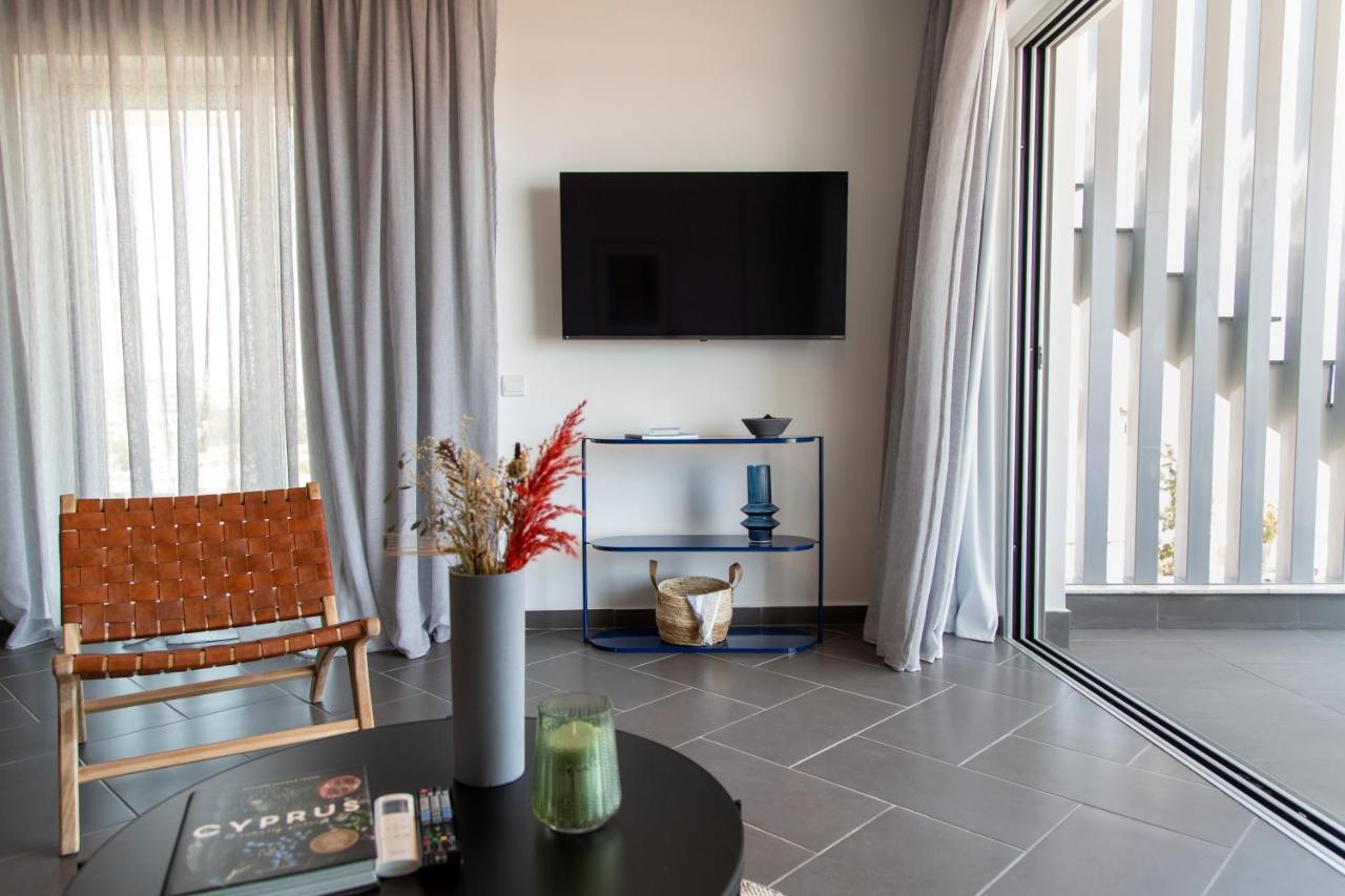 LIV Urban Suites Larnaca Bagian luar foto