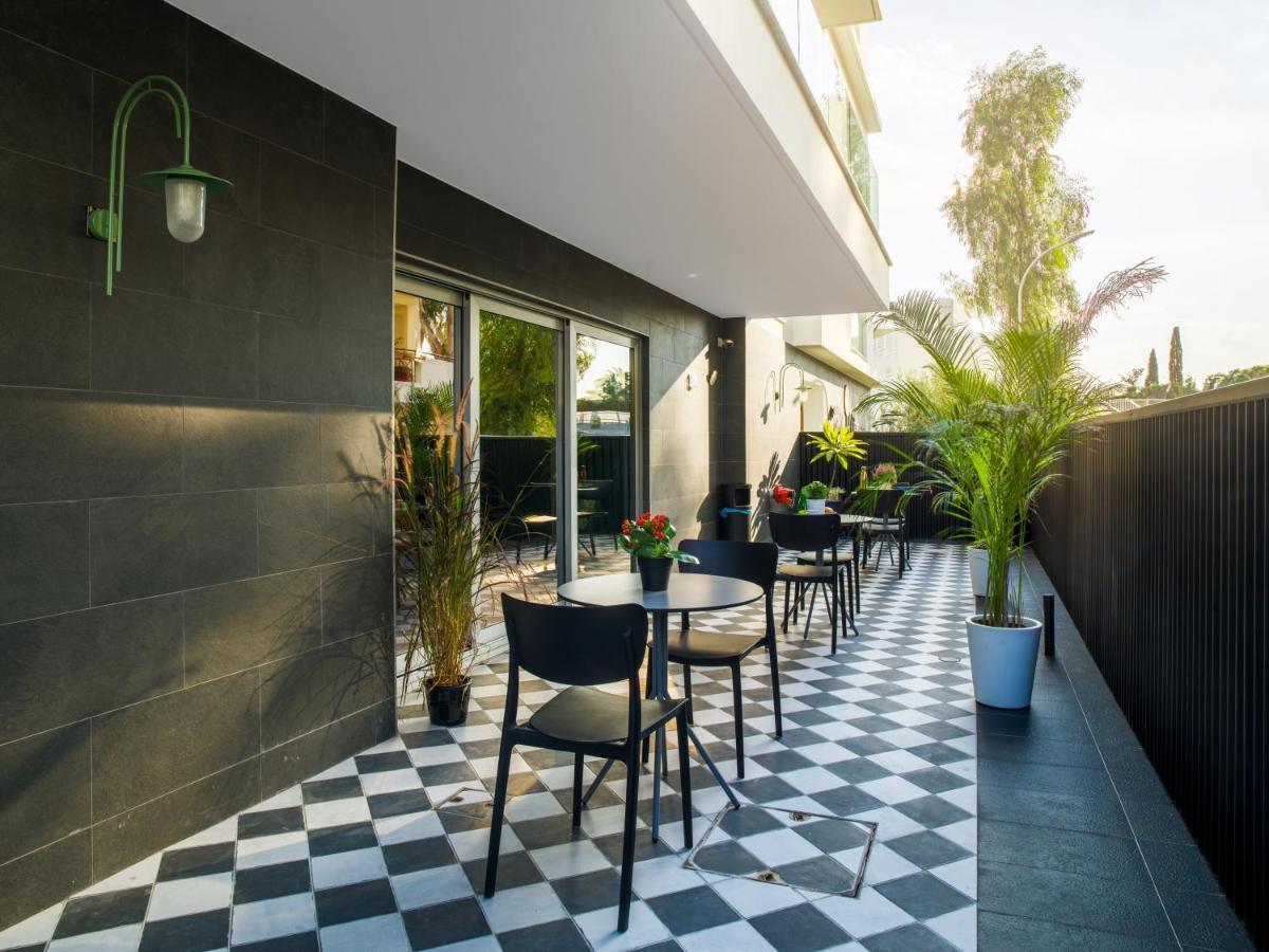 LIV Urban Suites Larnaca Bagian luar foto